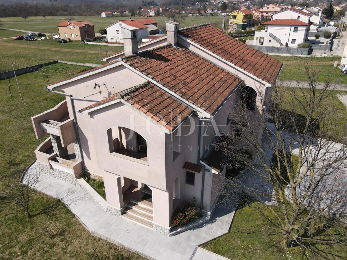 Grobnik, casa indipendente con spazio commerciale su un grande appezzamento di terreno