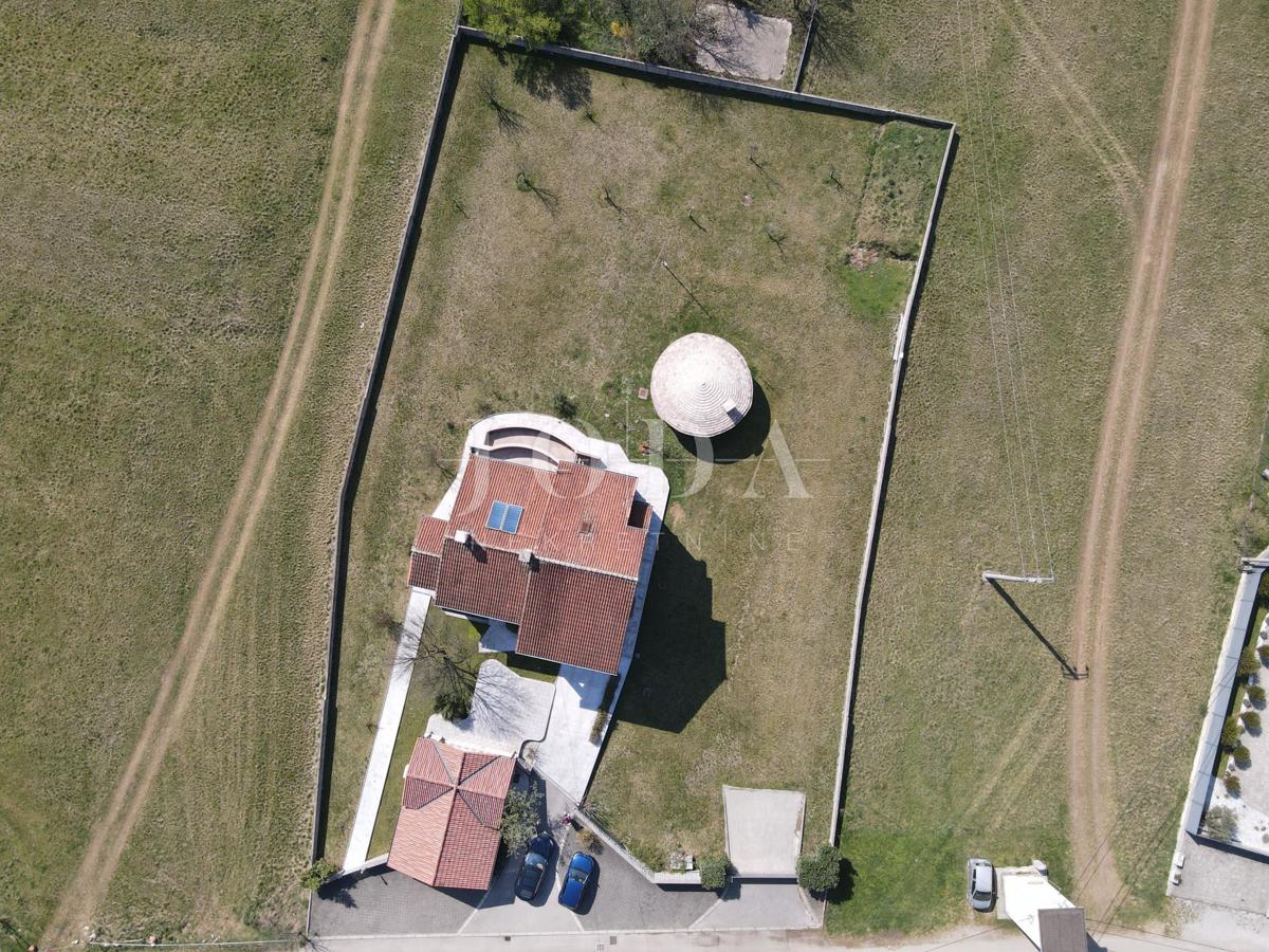 Grobnik, casa indipendente con spazio commerciale su un grande appezzamento di terreno