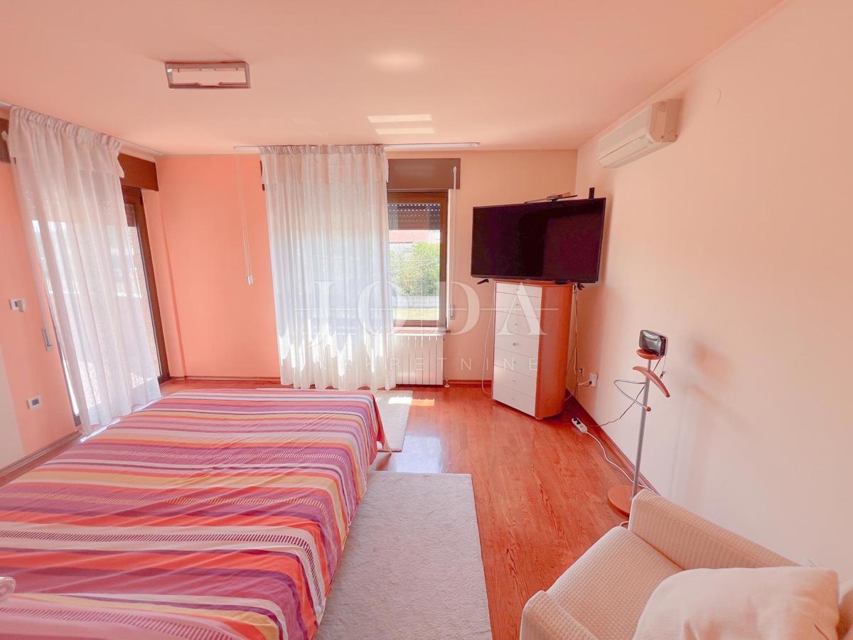 Grobnik, casa indipendente con spazio commerciale su un grande appezzamento di terreno