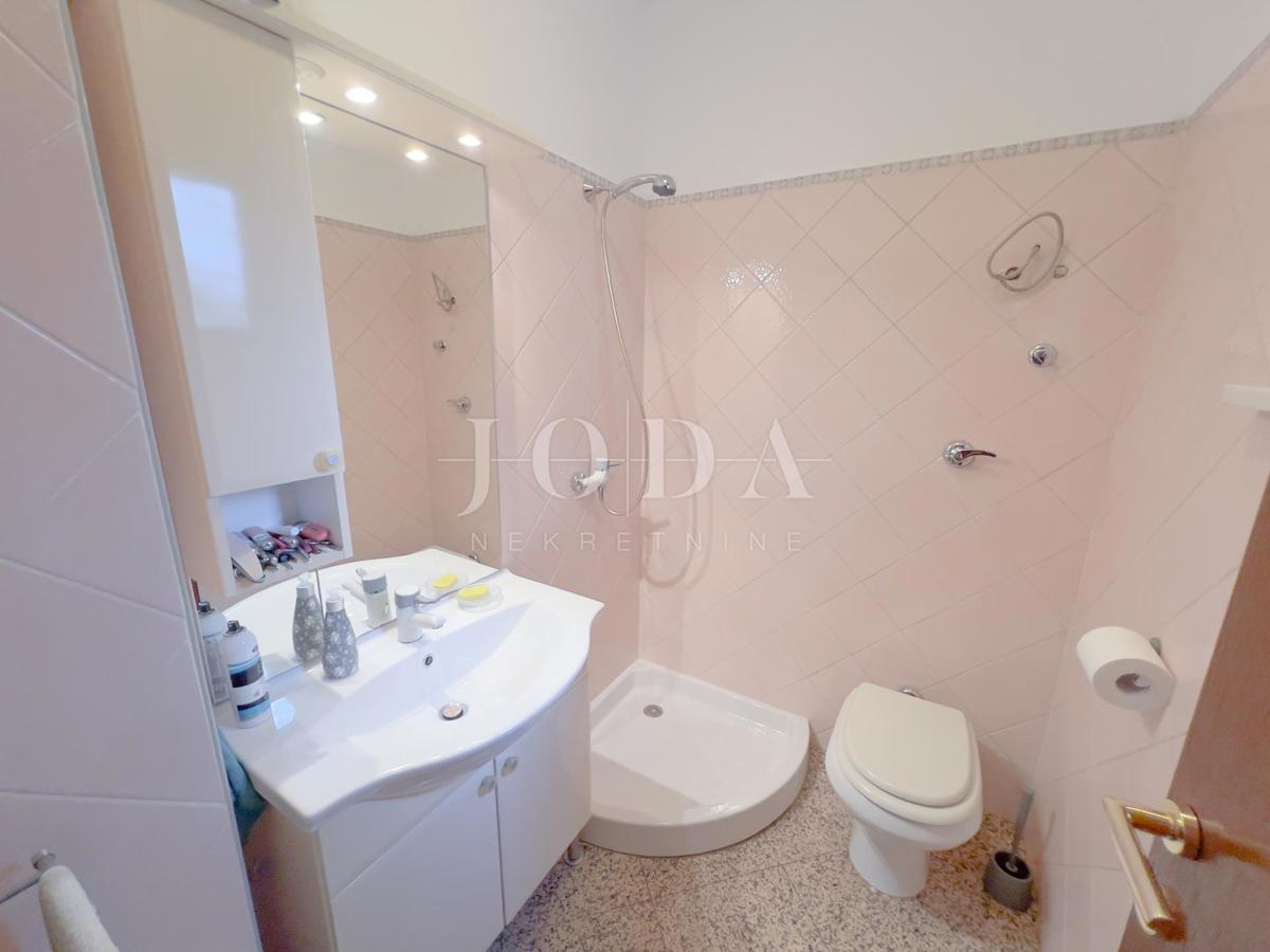 Grobnik, casa indipendente con spazio commerciale su un grande appezzamento di terreno