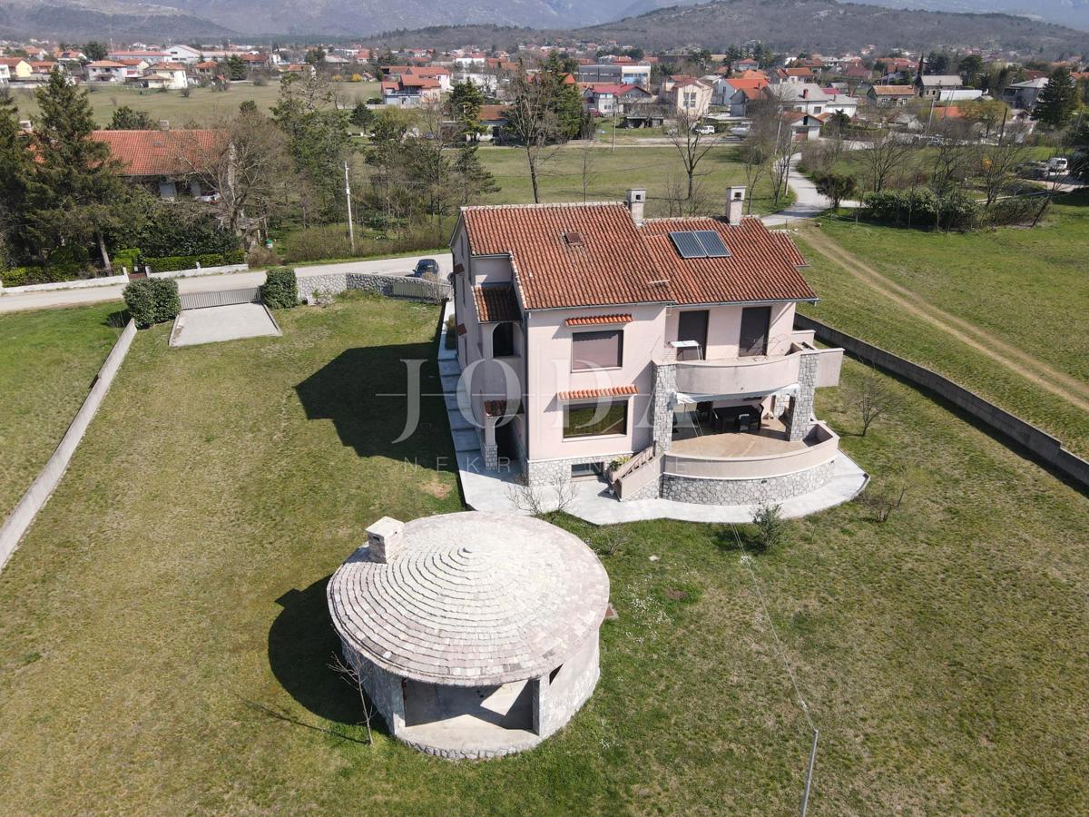 Grobnik, casa indipendente con spazio commerciale su un grande appezzamento di terreno