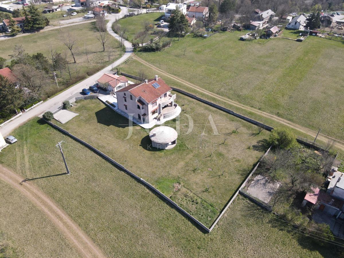 Grobnik, casa indipendente con spazio commerciale su un grande appezzamento di terreno