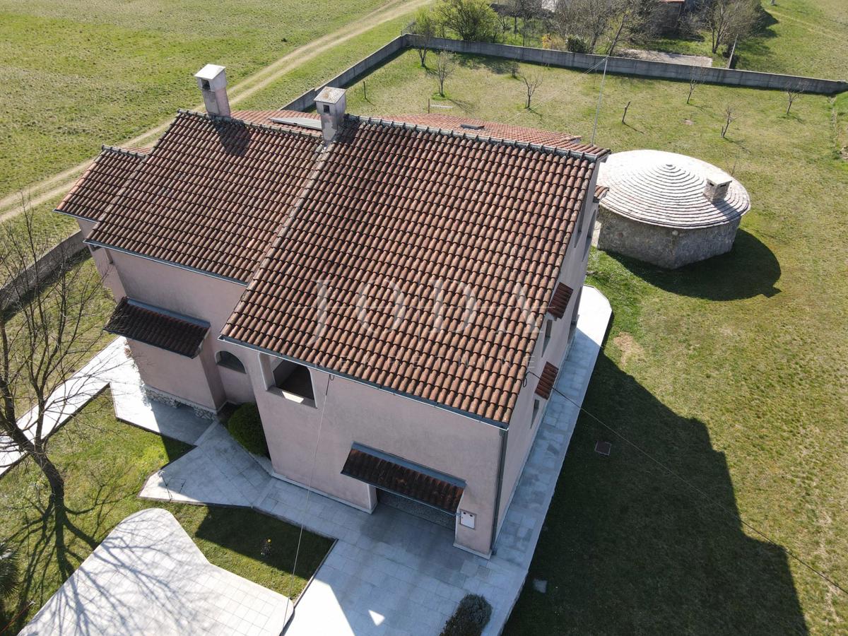 Grobnik, casa indipendente con spazio commerciale su un grande appezzamento di terreno