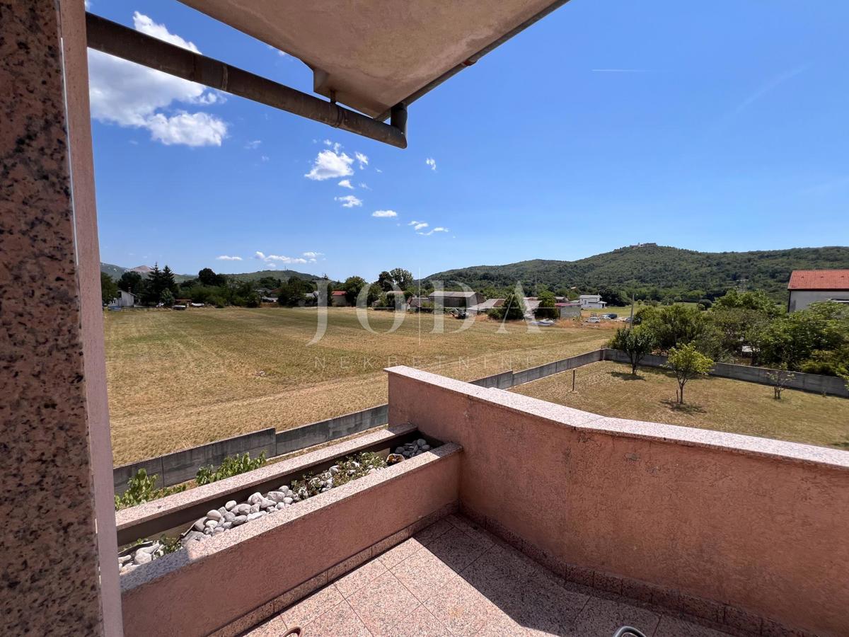 Grobnik, casa indipendente con spazio commerciale su un grande appezzamento di terreno