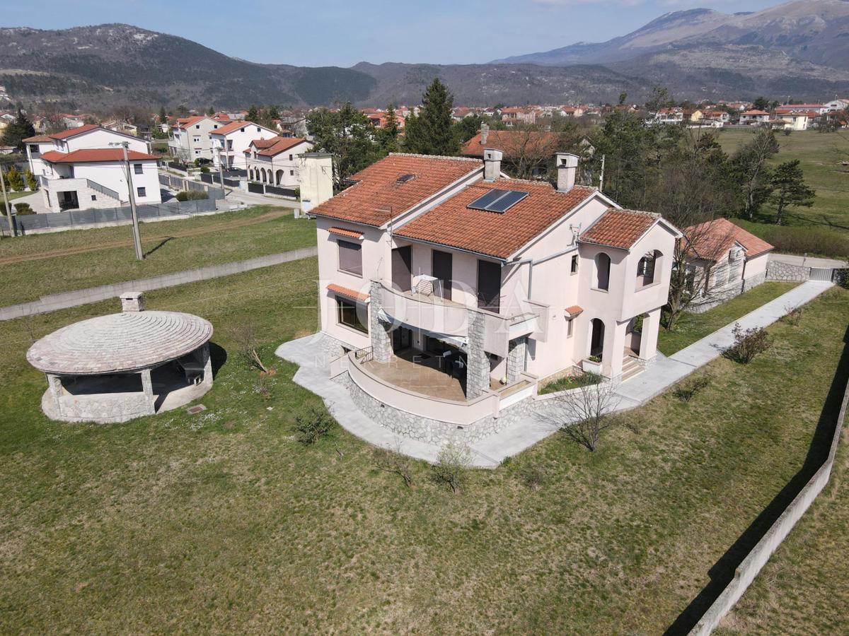 Grobnik, casa indipendente con spazio commerciale su un grande appezzamento di terreno