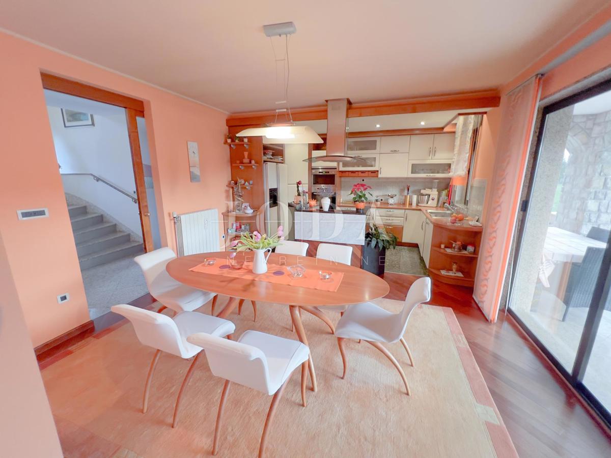 Grobnik, casa indipendente con spazio commerciale su un grande appezzamento di terreno