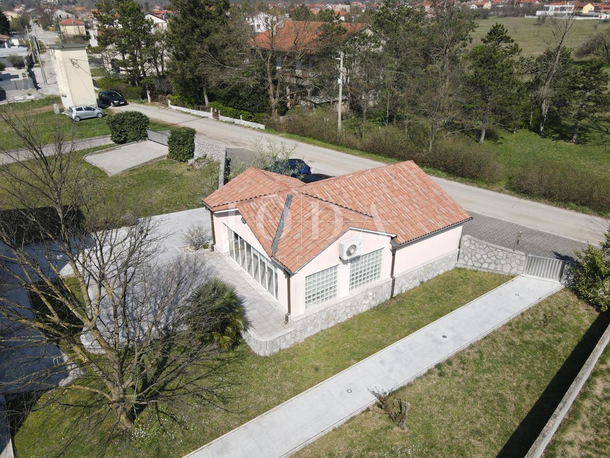 Grobnik, casa indipendente con spazio commerciale su un grande appezzamento di terreno