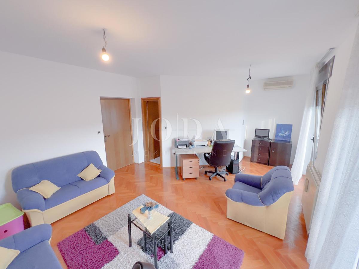 Grobnik, casa indipendente con spazio commerciale su un grande appezzamento di terreno