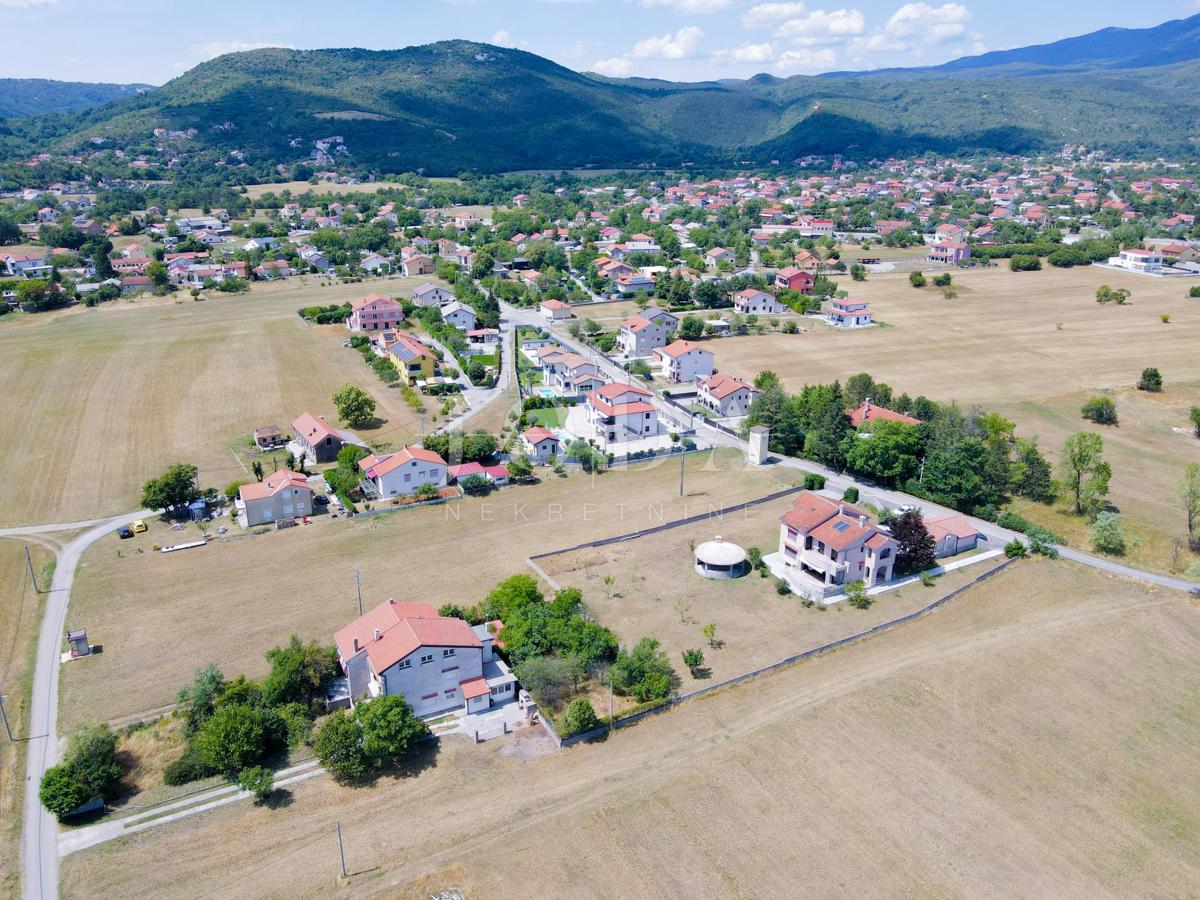 Grobnik, casa indipendente con spazio commerciale su un grande appezzamento di terreno