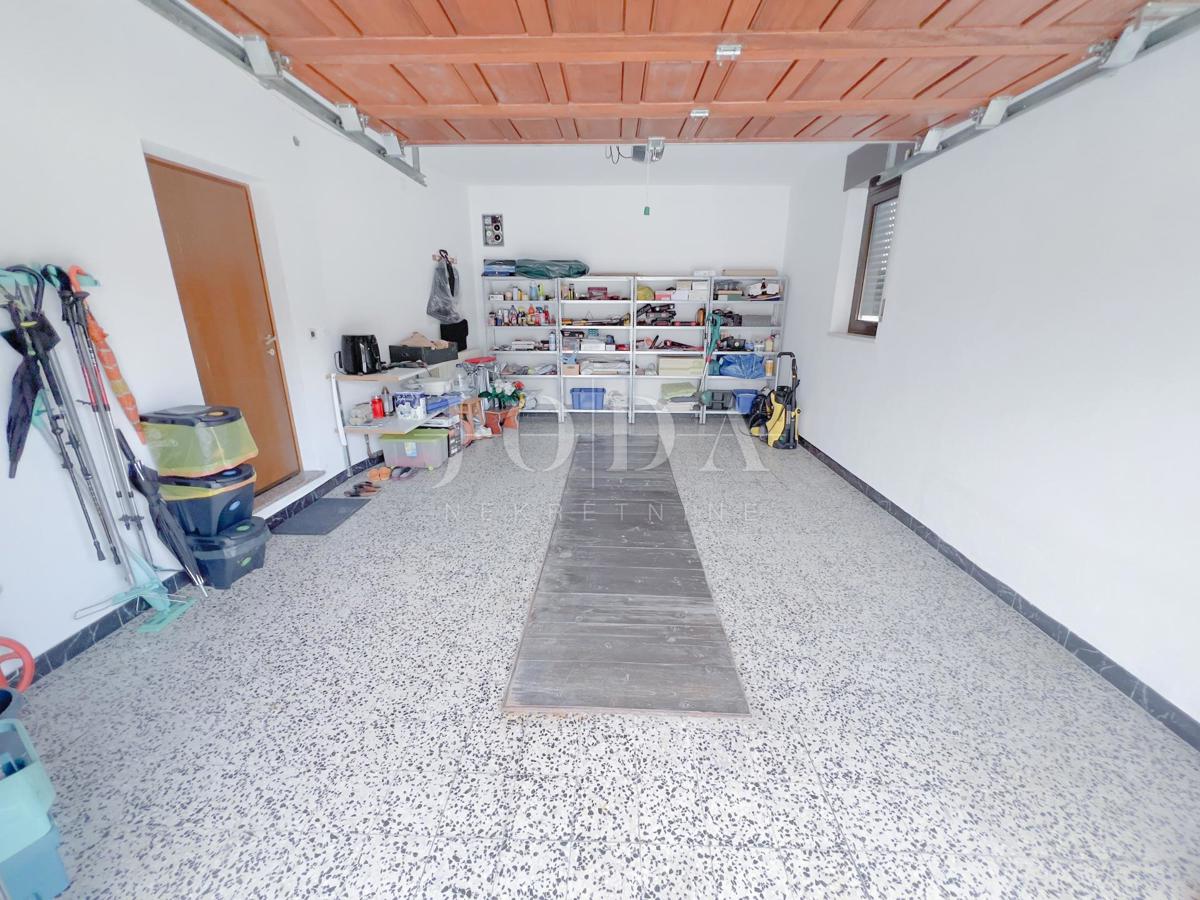 Grobnik, casa indipendente con spazio commerciale su un grande appezzamento di terreno