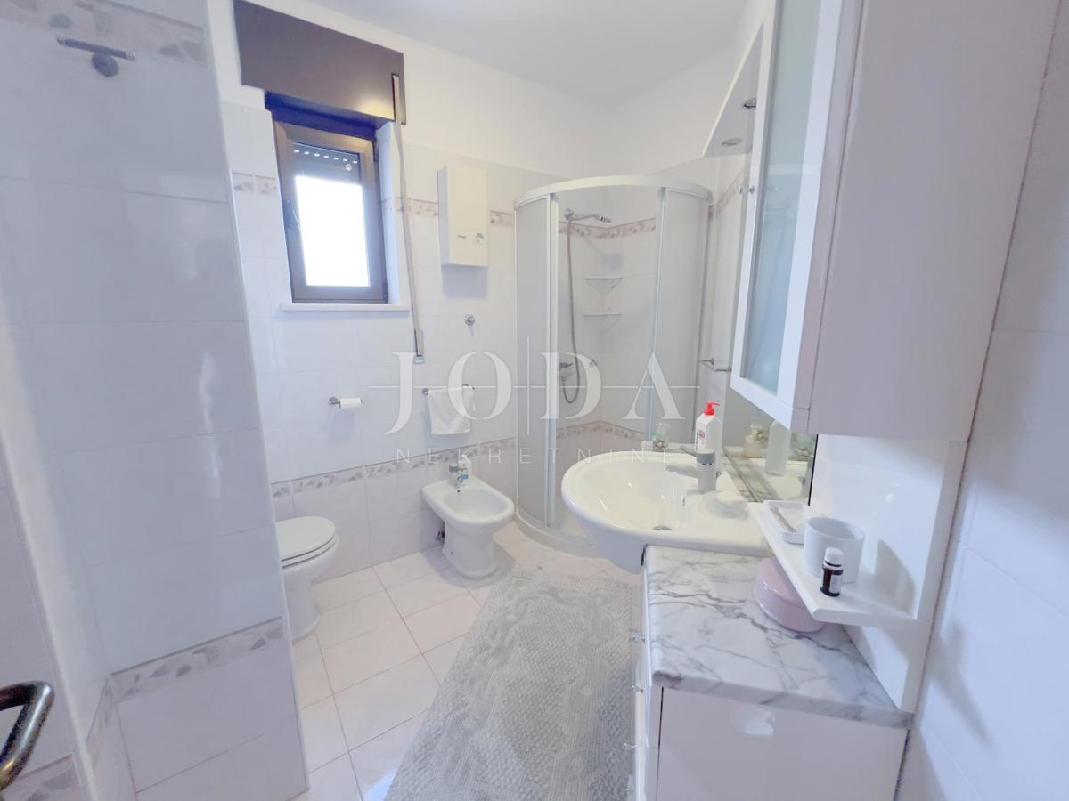 Grobnik, casa indipendente con spazio commerciale su un grande appezzamento di terreno