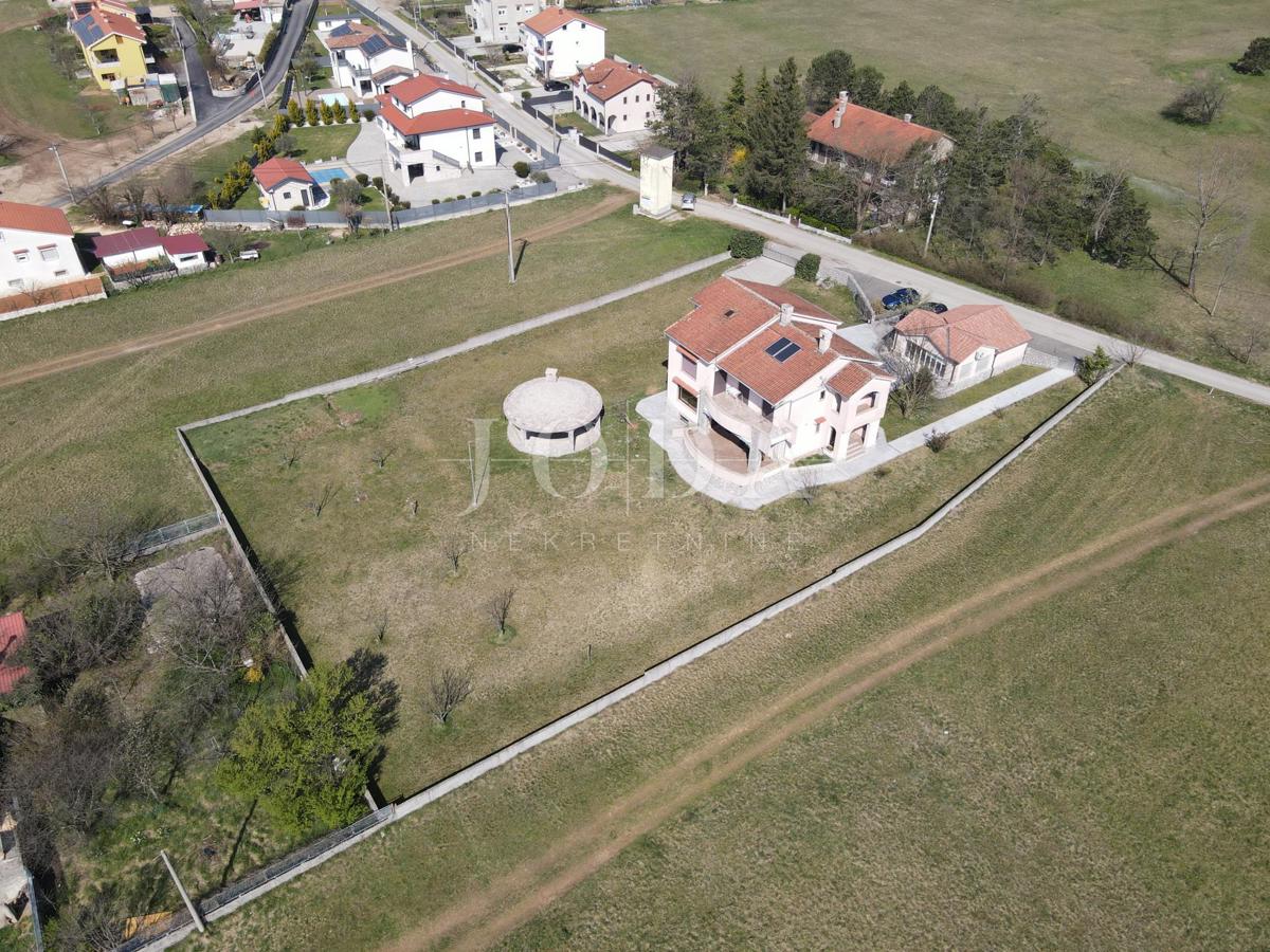 Grobnik, casa indipendente con spazio commerciale su un grande appezzamento di terreno