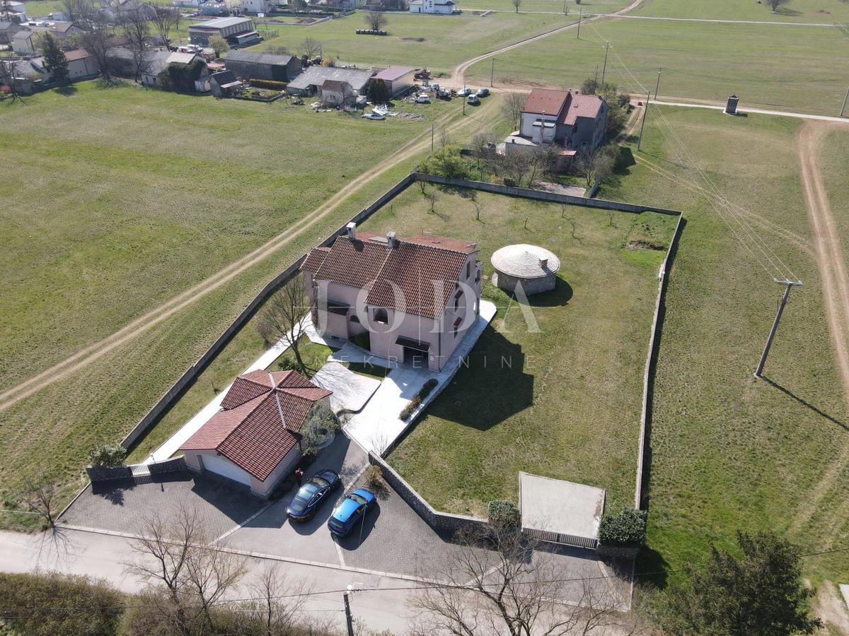 Grobnik, casa indipendente con spazio commerciale su un grande appezzamento di terreno