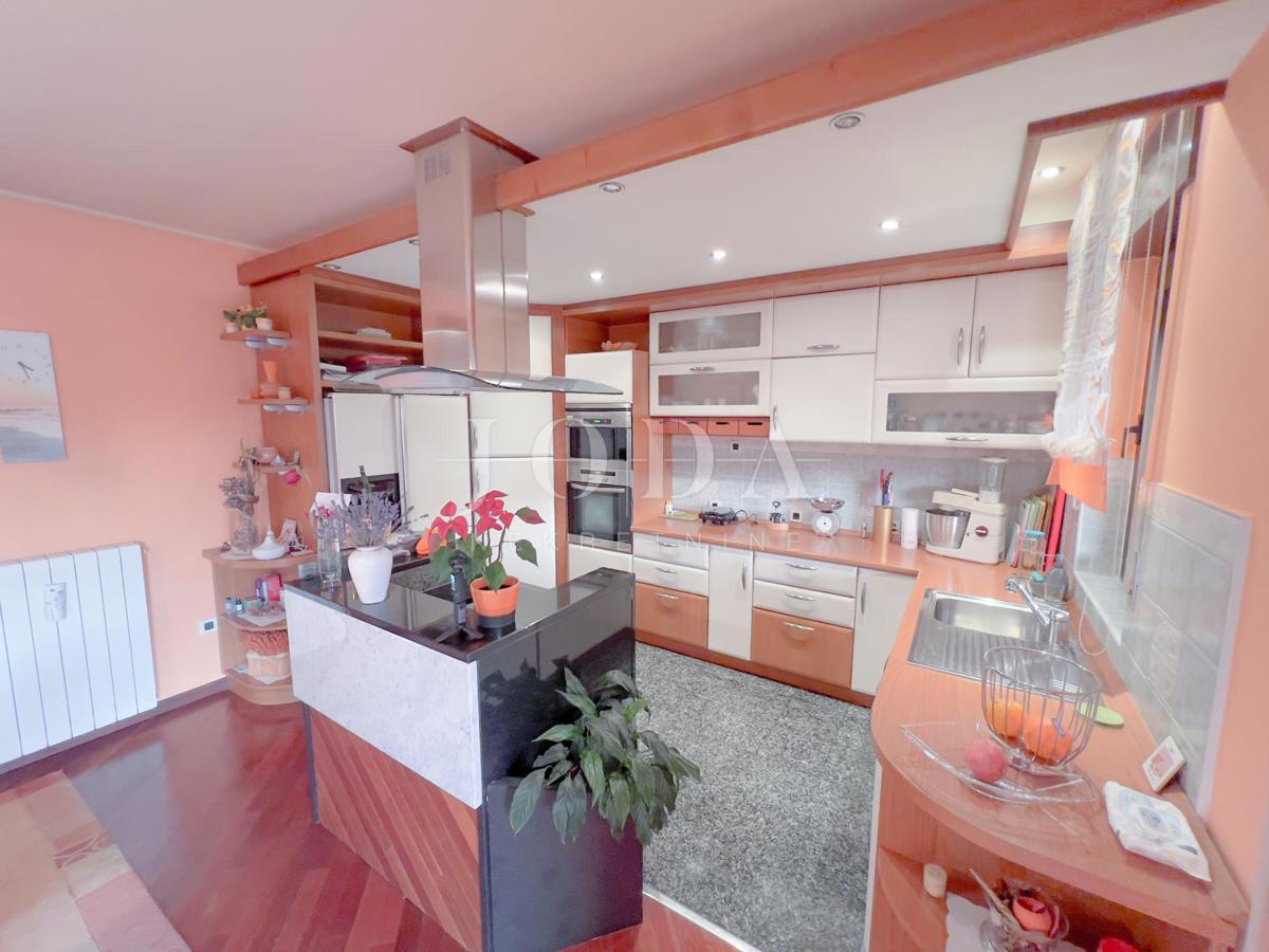 Grobnik, casa indipendente con spazio commerciale su un grande appezzamento di terreno