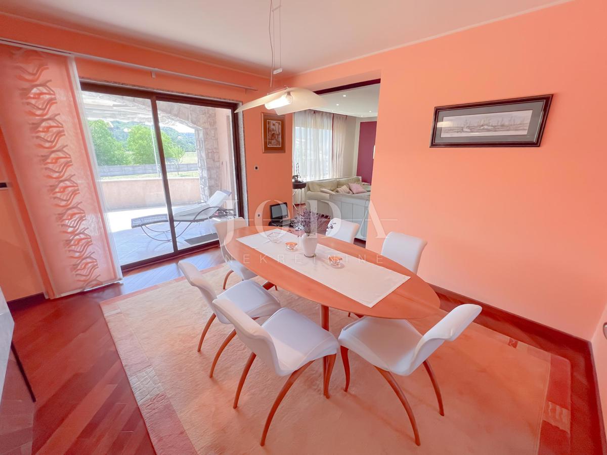 Grobnik, casa indipendente con spazio commerciale su un grande appezzamento di terreno