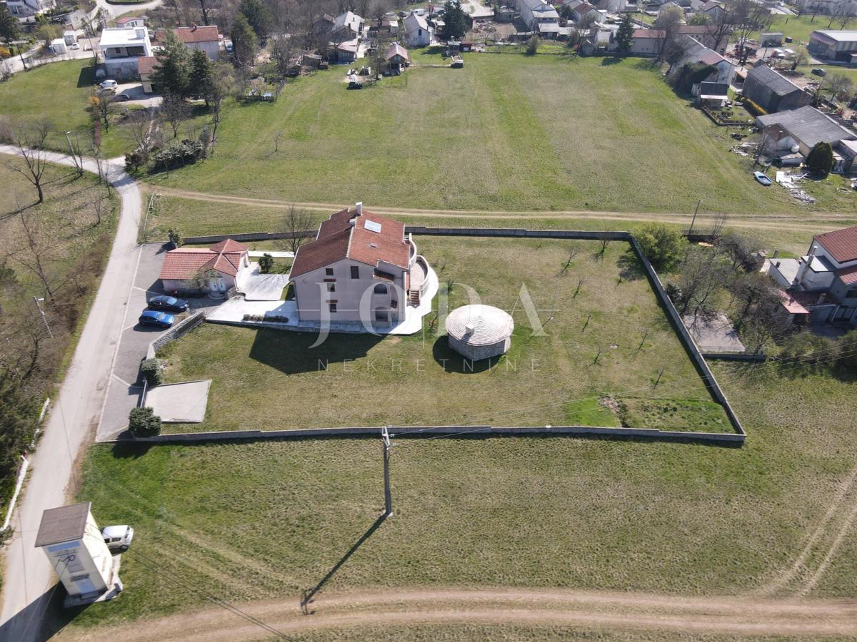 Grobnik, casa indipendente con spazio commerciale su un grande appezzamento di terreno