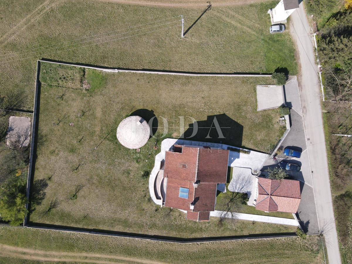 Grobnik, casa indipendente con spazio commerciale su un grande appezzamento di terreno