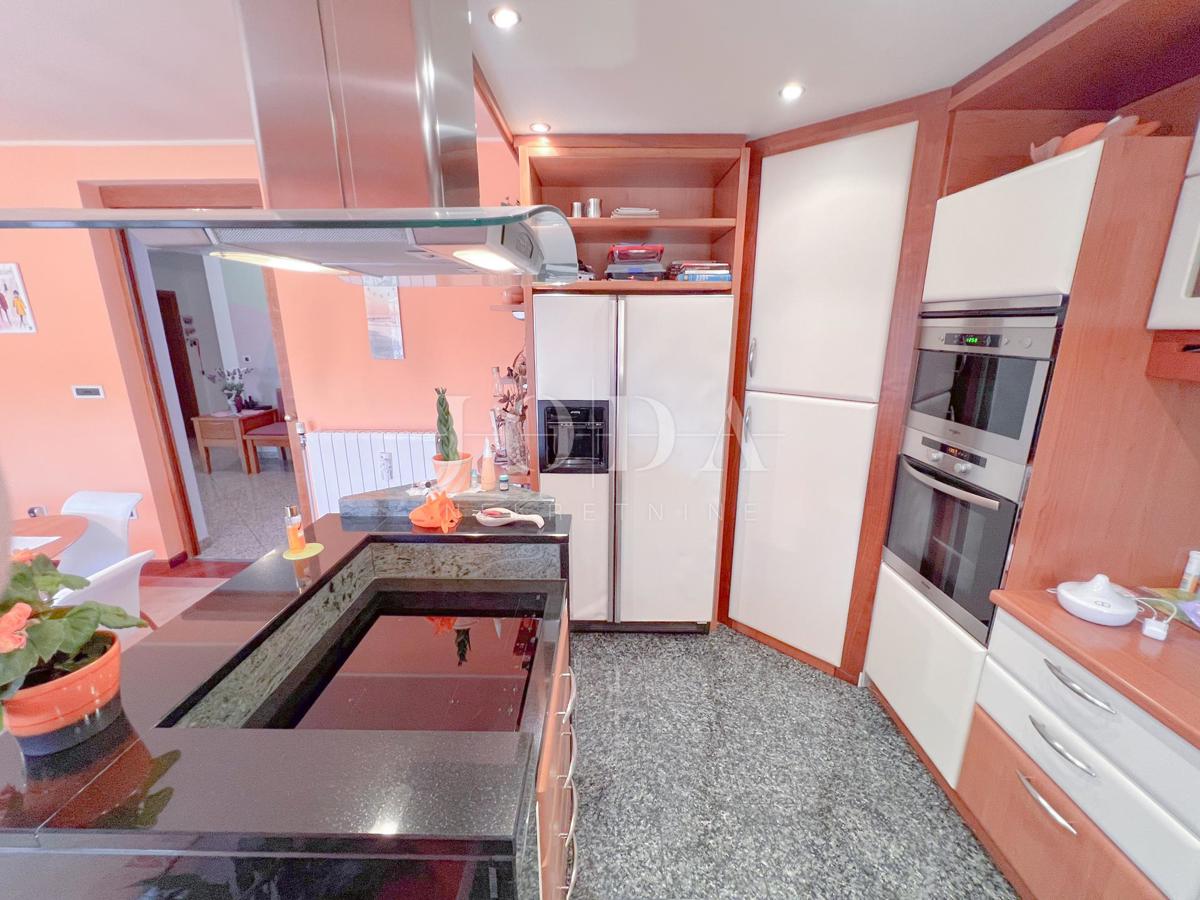 Grobnik, casa indipendente con spazio commerciale su un grande appezzamento di terreno