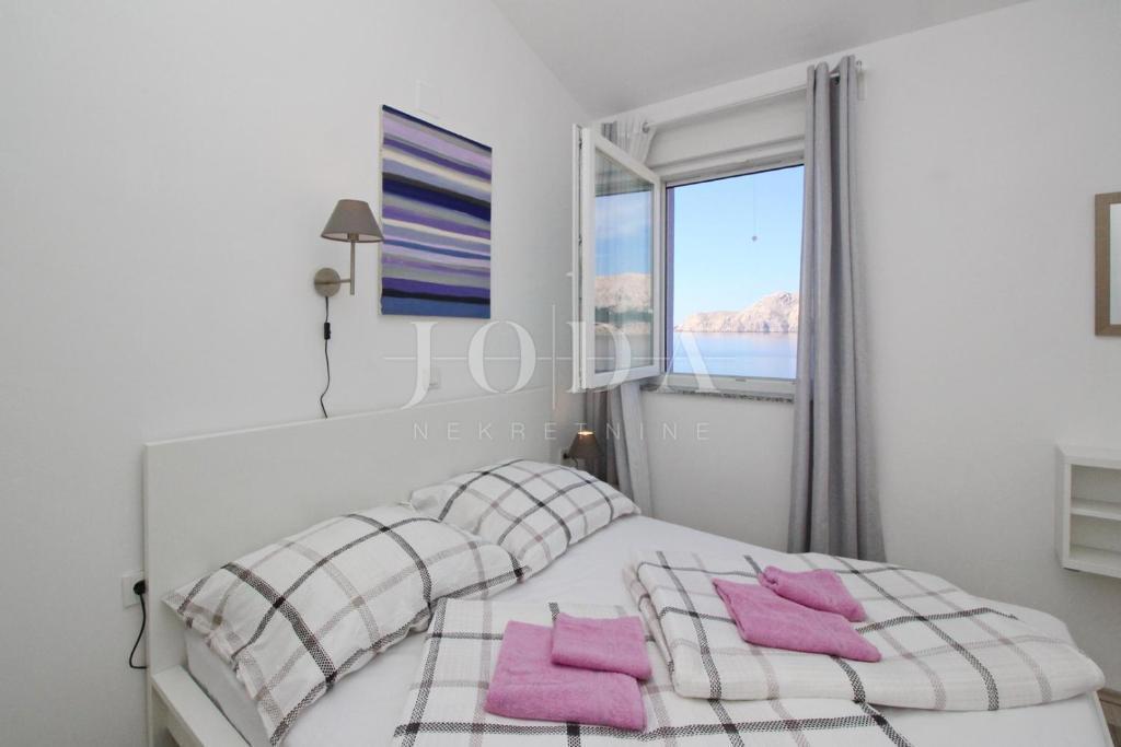 Baška – Casa in prima fila sul mare, 4 appartamenti