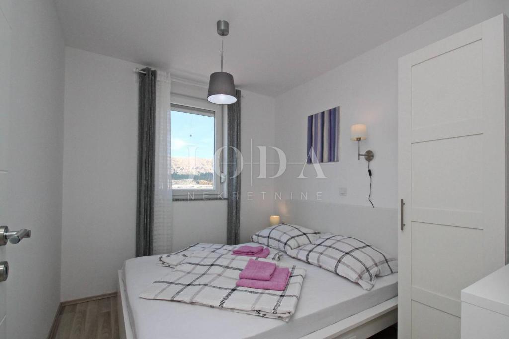 Baška – Casa in prima fila sul mare, 4 appartamenti