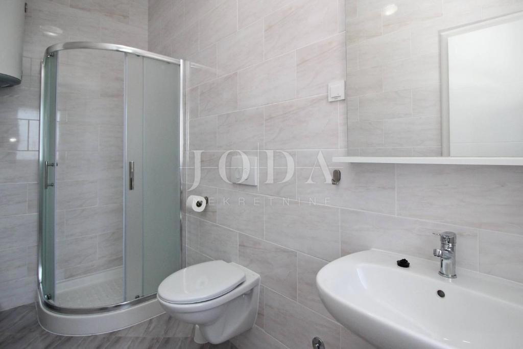 Baška – Casa in prima fila sul mare, 4 appartamenti