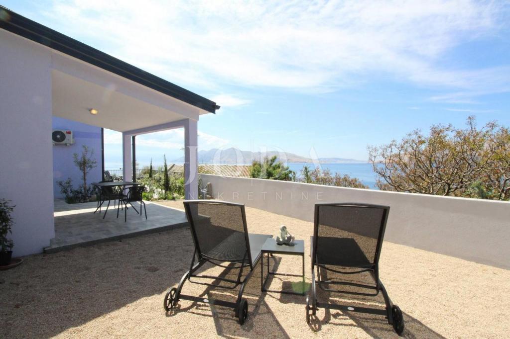 Baška – Casa in prima fila sul mare, 4 appartamenti