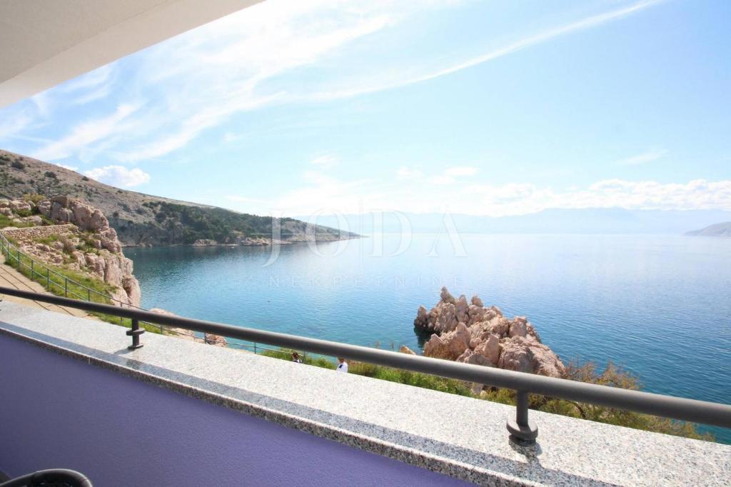 Baška – Casa in prima fila sul mare, 4 appartamenti