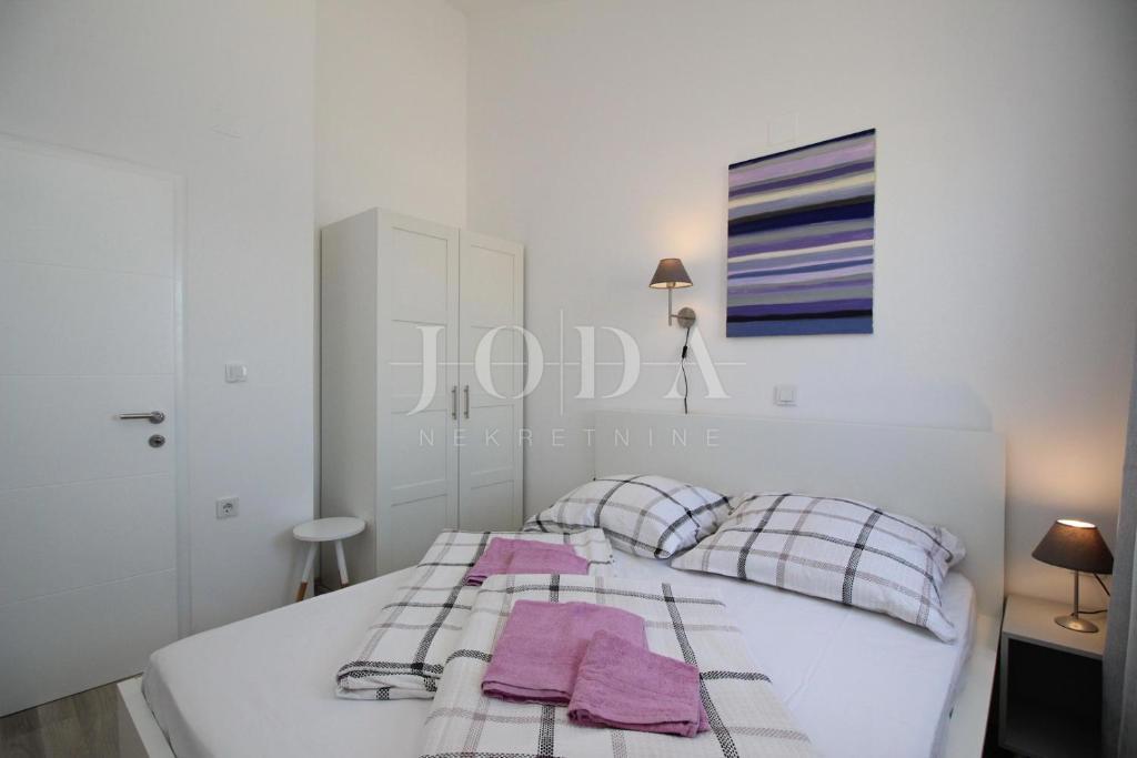 Baška – Casa in prima fila sul mare, 4 appartamenti