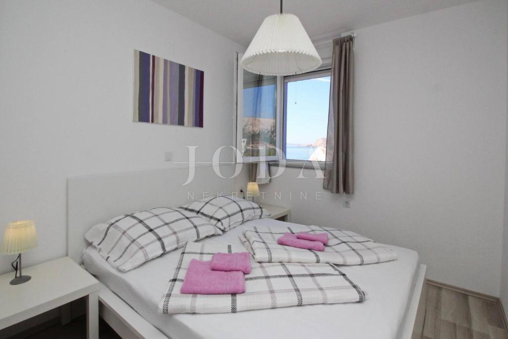 Baška – Casa in prima fila sul mare, 4 appartamenti