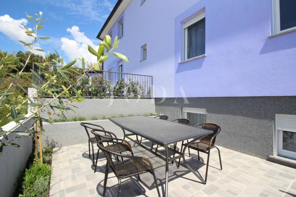 Baška – Casa in prima fila sul mare, 4 appartamenti