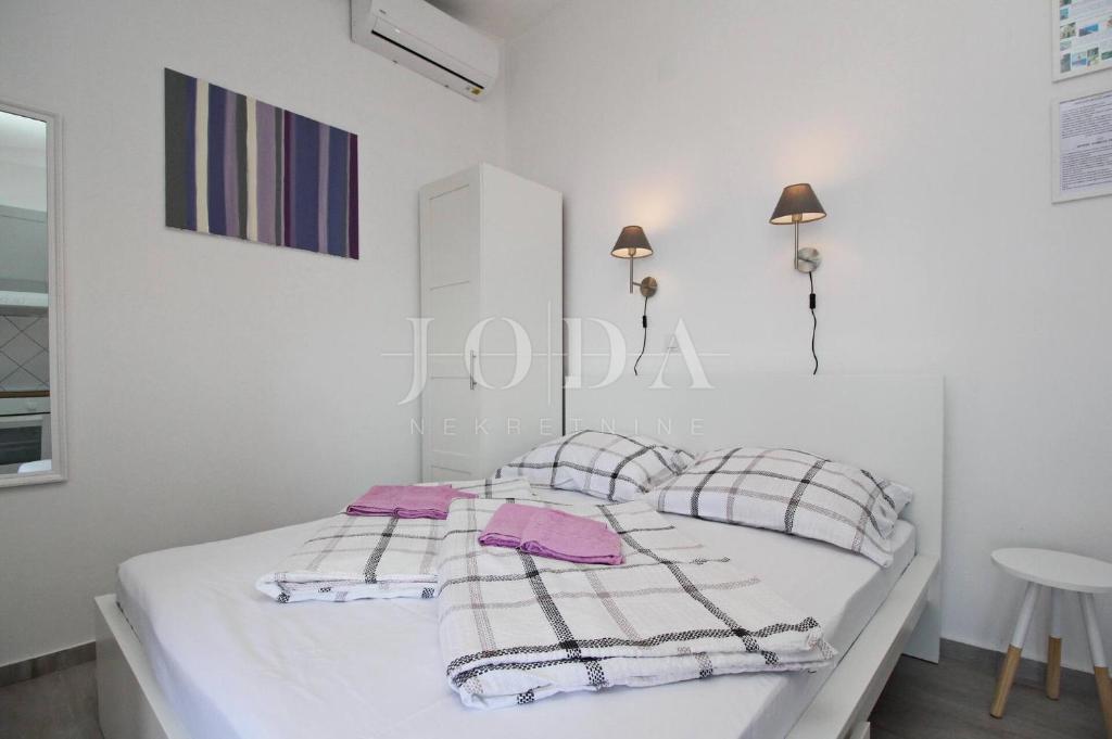 Baška – Casa in prima fila sul mare, 4 appartamenti