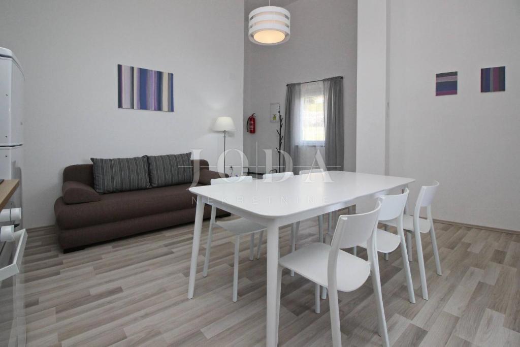 Baška – Casa in prima fila sul mare, 4 appartamenti