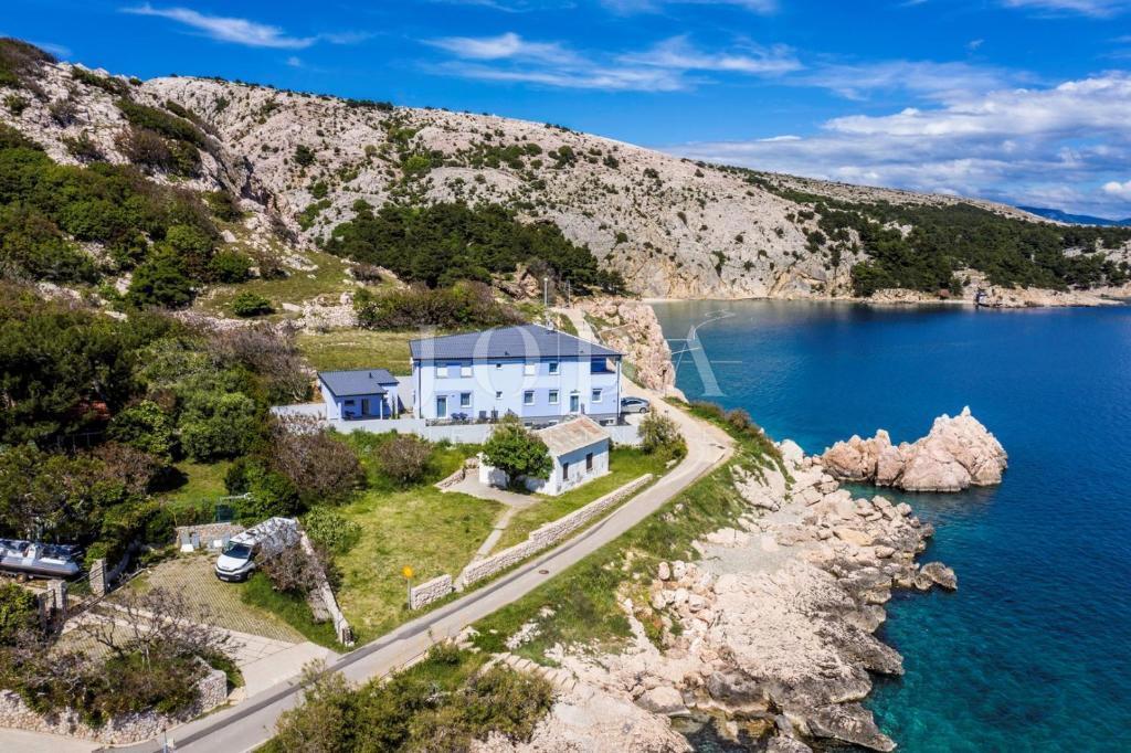 Baška – Casa in prima fila sul mare, 4 appartamenti