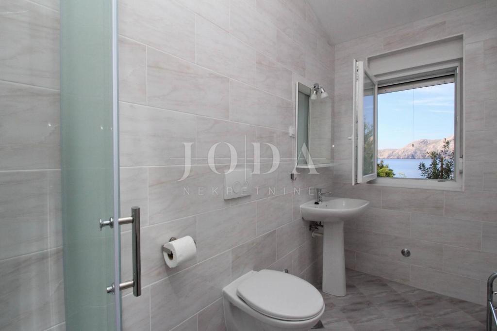 Baška – Casa in prima fila sul mare, 4 appartamenti