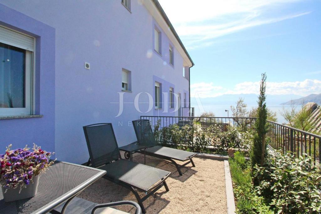 Baška – Casa in prima fila sul mare, 4 appartamenti