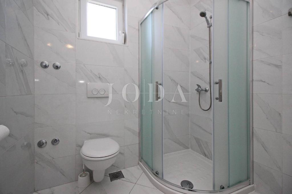 Baška – Casa in prima fila sul mare, 4 appartamenti