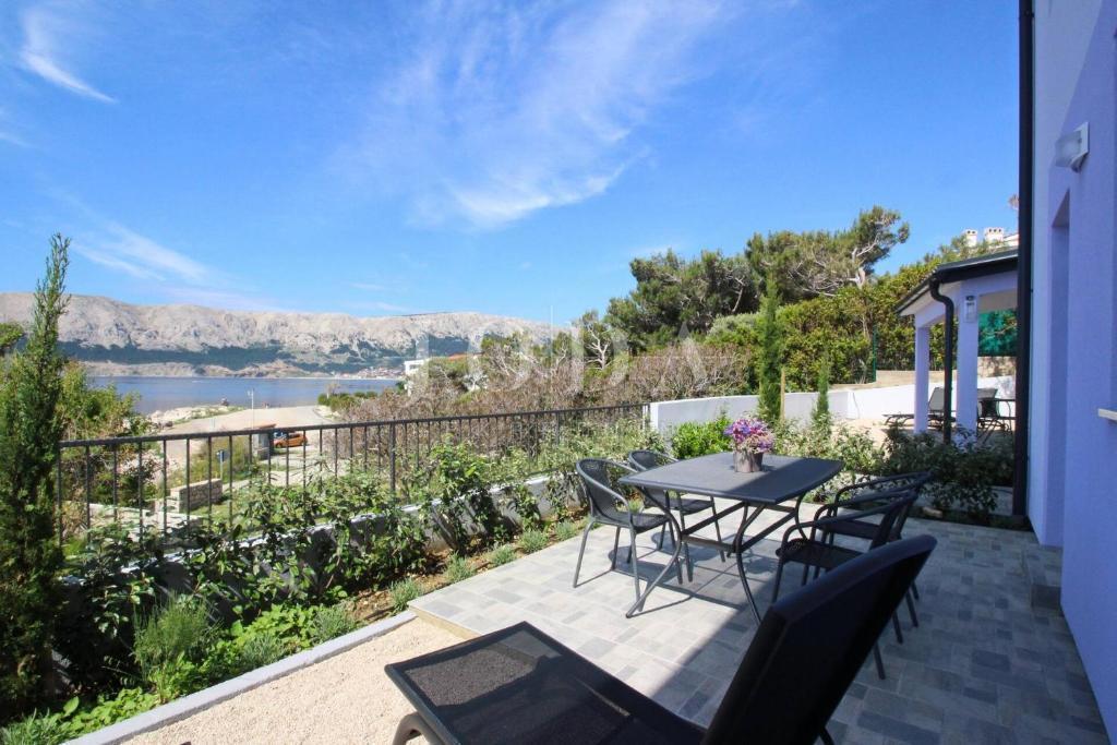 Baška – Casa in prima fila sul mare, 4 appartamenti