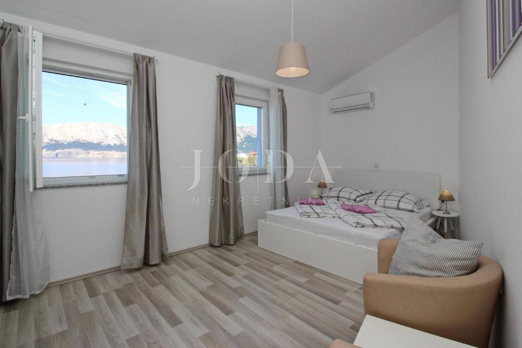 Baška – Casa in prima fila sul mare, 4 appartamenti