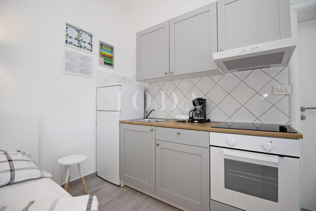 Baška – Casa in prima fila sul mare, 4 appartamenti