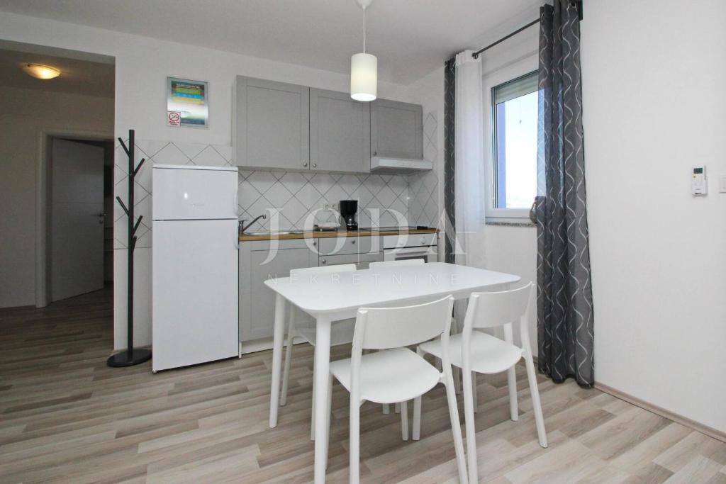 Baška – Casa in prima fila sul mare, 4 appartamenti