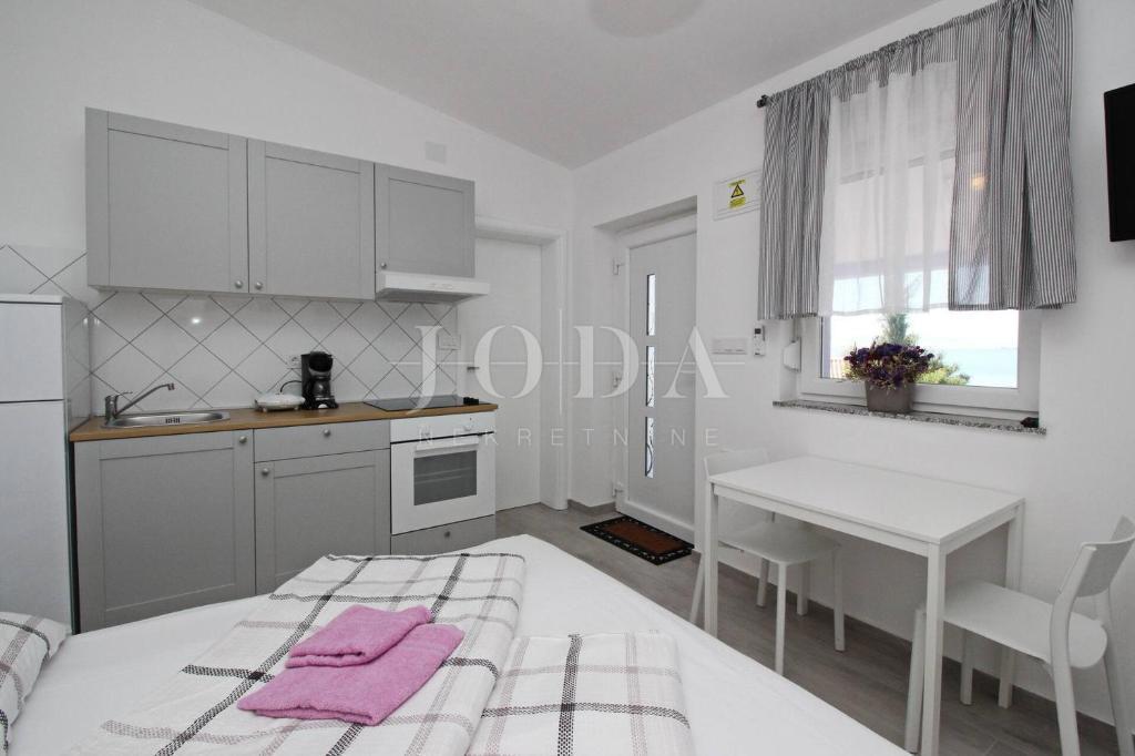 Baška – Casa in prima fila sul mare, 4 appartamenti