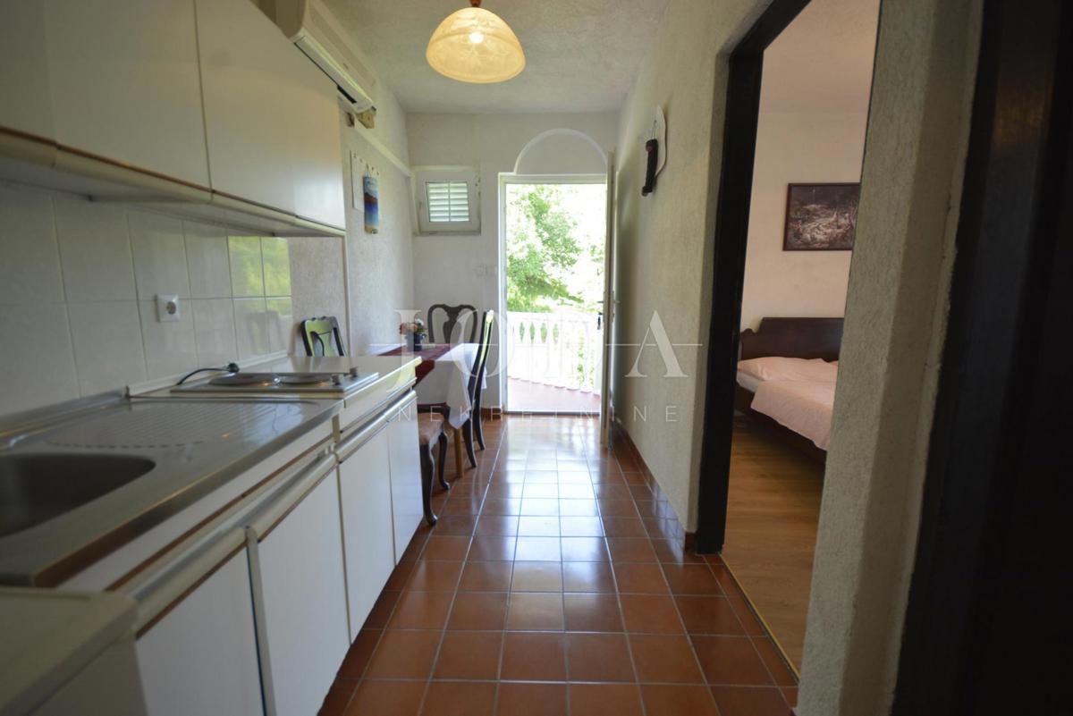 Casa bifamiliare con cinque appartamenti immersi nella natura