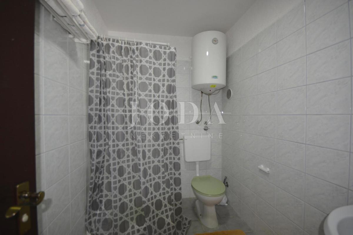 Casa bifamiliare con cinque appartamenti immersi nella natura