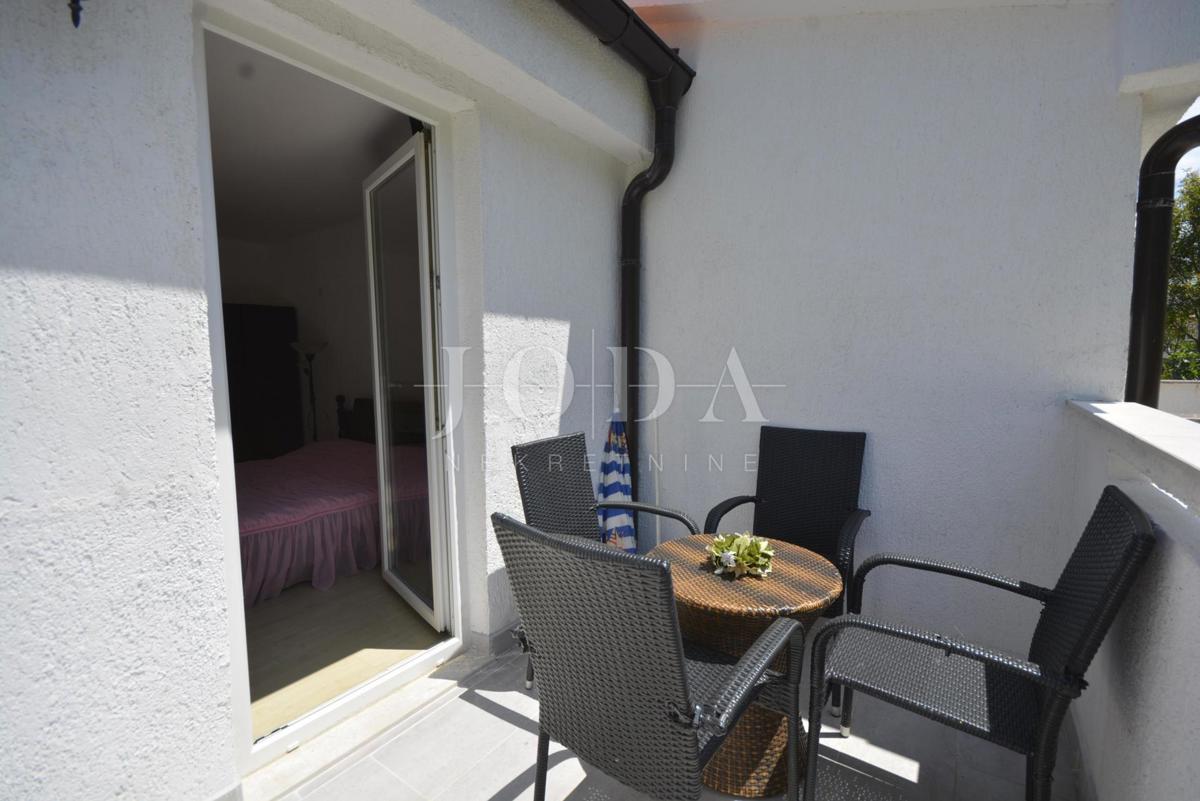 Casa bifamiliare con cinque appartamenti immersi nella natura