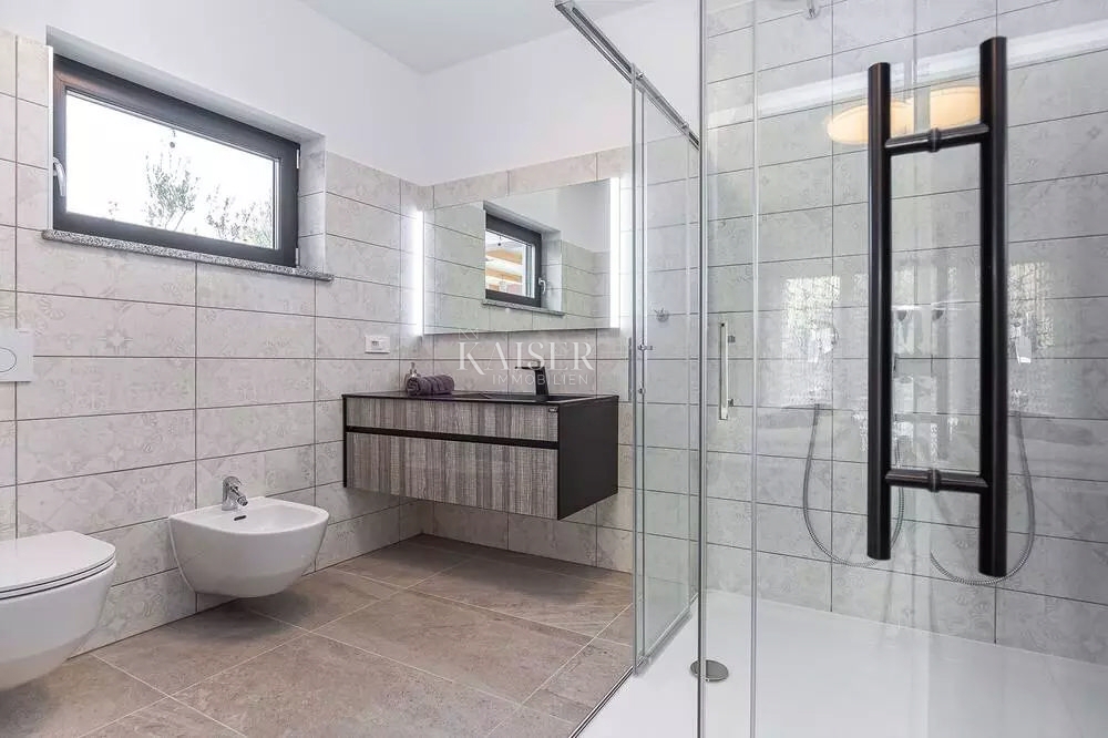 Istria - Parenzo, villa moderna con piscina, a 800 metri dal mare