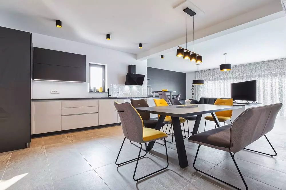 Istria - Parenzo, villa moderna con piscina, a 800 metri dal mare