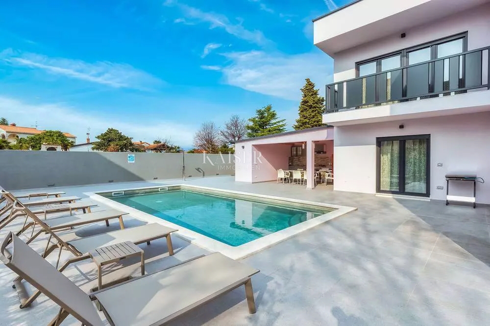 Istria - Parenzo, villa moderna con piscina, a 800 metri dal mare