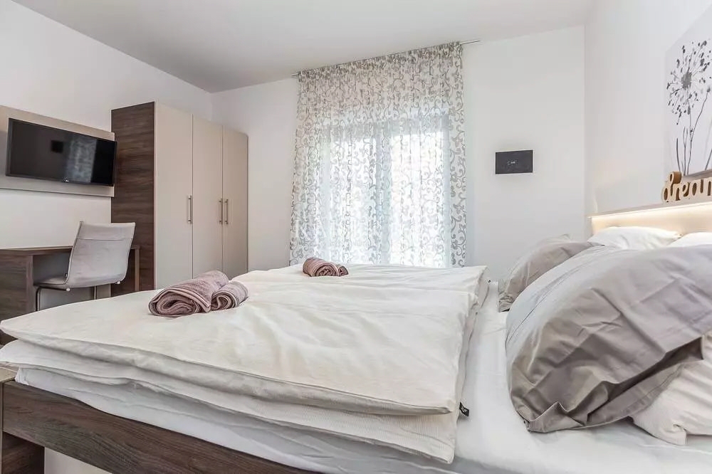 Istria - Parenzo, villa moderna con piscina, a 800 metri dal mare