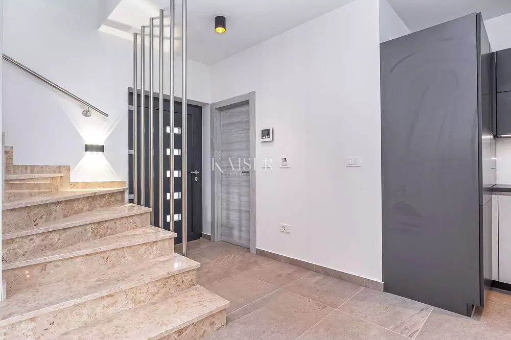 Istria - Parenzo, villa moderna con piscina, a 800 metri dal mare