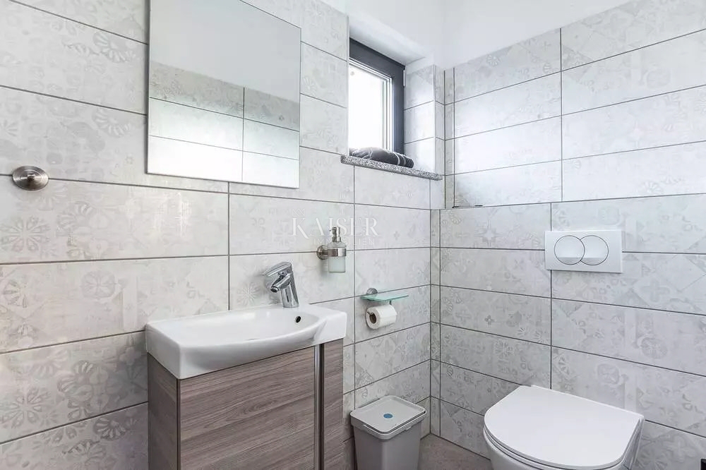 Istria - Parenzo, villa moderna con piscina, a 800 metri dal mare